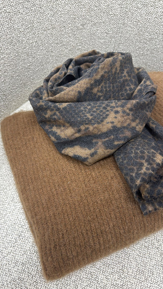 Kaschmirweicher Schal mit Schlangen-Muster