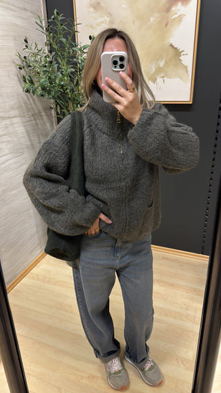 Flauschige Strickjacke mit Zip-Kragen „Clara“