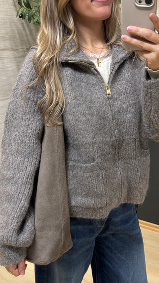 Flauschige Strickjacke mit Zip-Kragen „Clara“