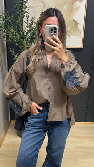 Bluse mit Stickerei "Rover“