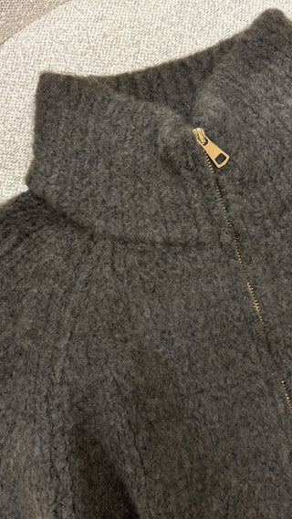 Flauschige Strickjacke mit Zip-Kragen „Clara“
