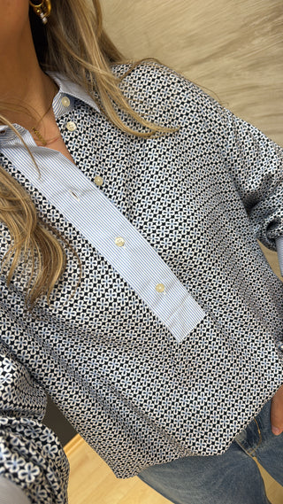 Gemusterte Hemdbluse mit Kontrastdetails