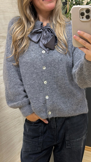 Strickjacke mit Satin-Schleife “Disa“