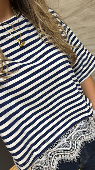 dunkelblaues-tshirt-damen-mit-spitzen-saum-detail_asmo